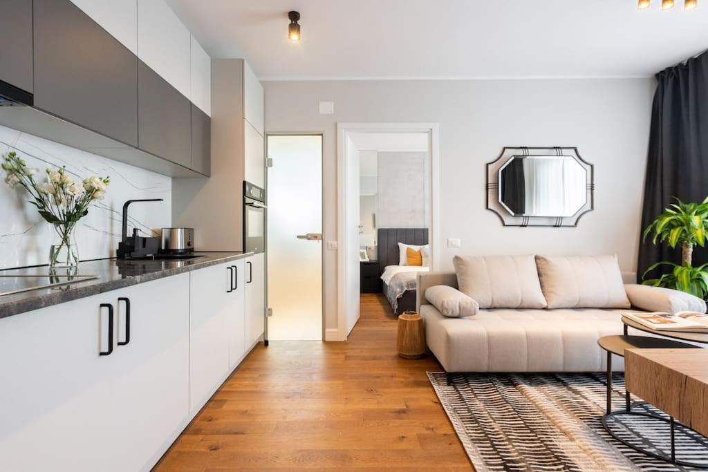 Stunning Views 2Br Midtown Flat - Charming Balcony Apartamento Bucareste Exterior foto