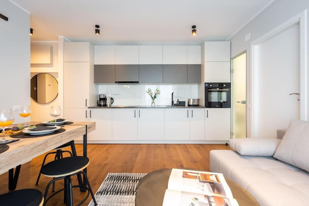 Stunning Views 2Br Midtown Flat - Charming Balcony Apartamento Bucareste Exterior foto